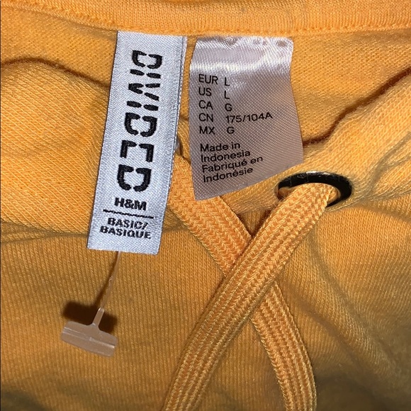 Cropped style hoodie in mustard yellow - Picture 2 of 2